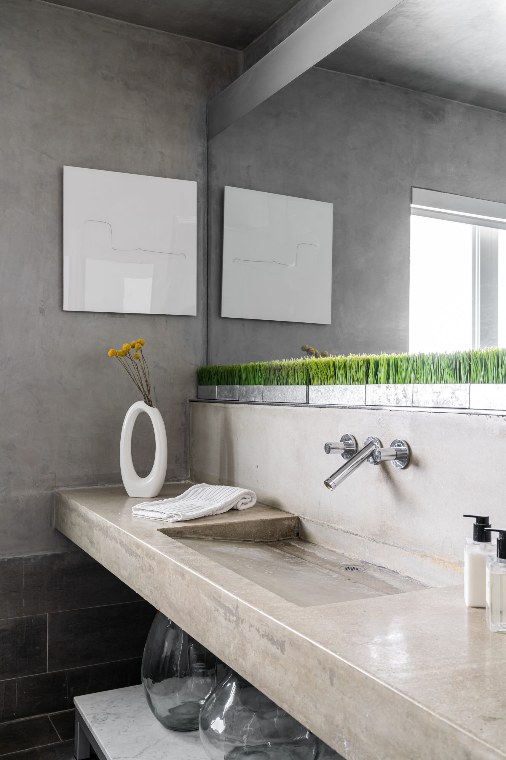 Mid-Century Modern Helms-Alonso Guest Bathroom Mid-Century Modern Guest Bathroom